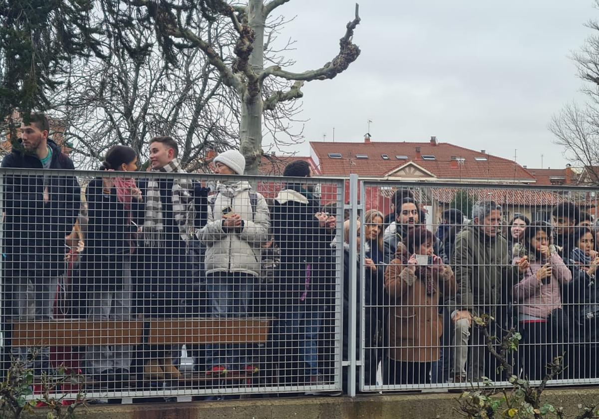 Estudiantes y vecinos esperan la llegada de los reyes al Gumersindo de Azcárate.