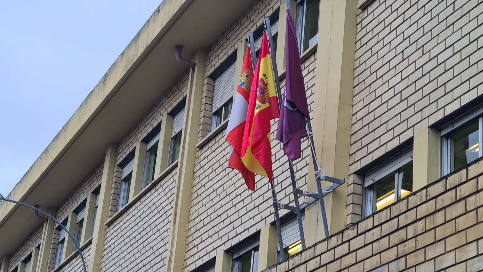 La bandera de León luce en la entrada del colegio tras la polémica por su retirada y sustitución por la enseña de la Unión Europea. 