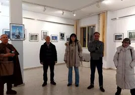 Imagen de la inauguración de la exposición de fotografía en Trobajo del Camino.