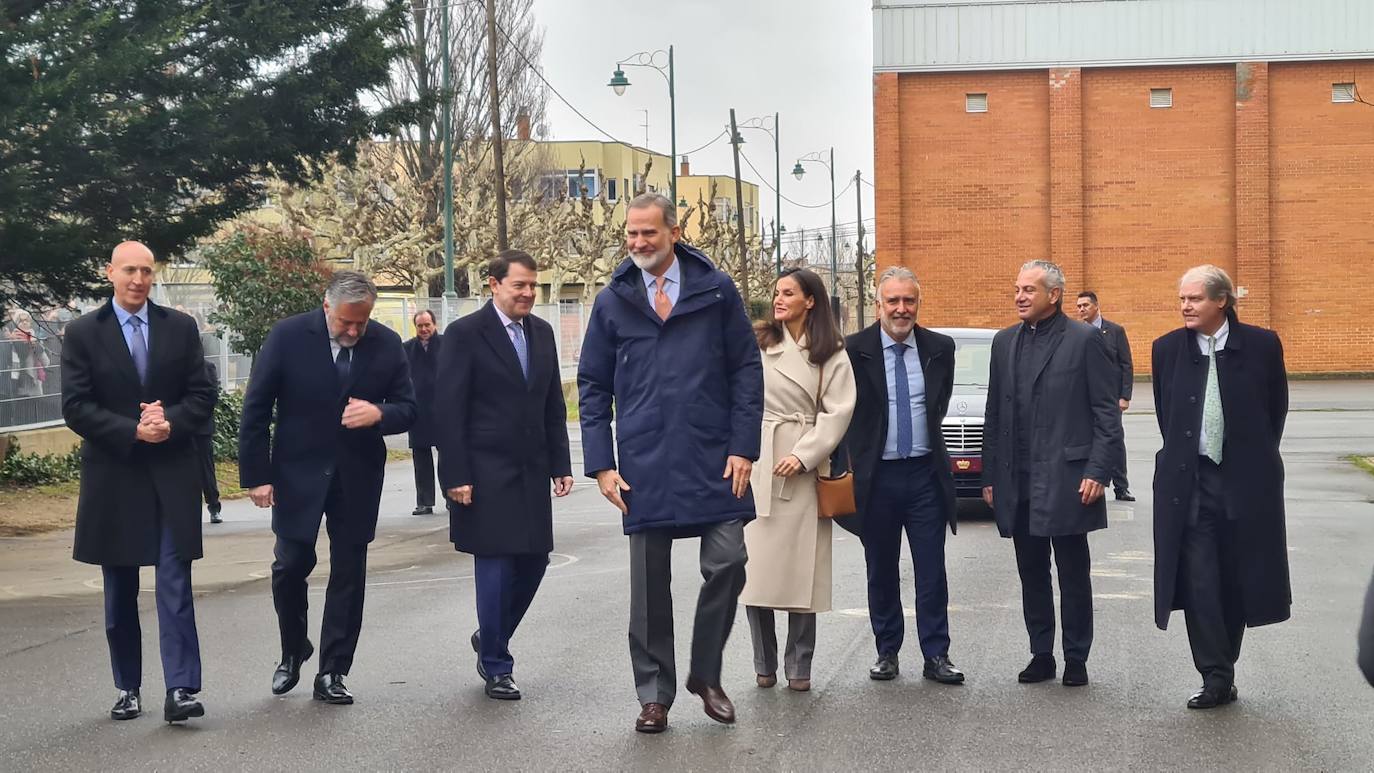 Los reyes de España son recibidos por las autoridades locales y autonómicas en su llegada al colegio premiado. 