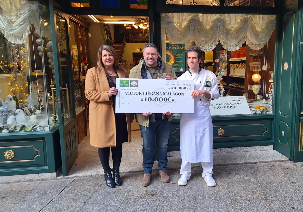 Víctor Liébana, ganador del premio de Confitería Conrado, con la papeleta.