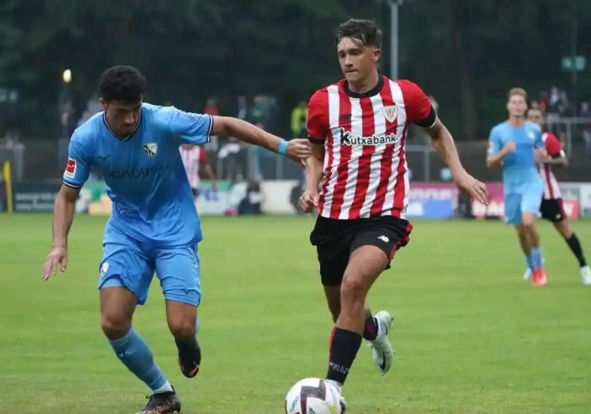 Luis Bilbao, en su debut con el Athletic en un amistoso ante el Bochum alemán.