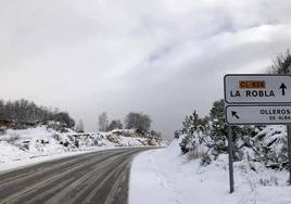 Imagen de archivo de una carretera leonesa nevada.