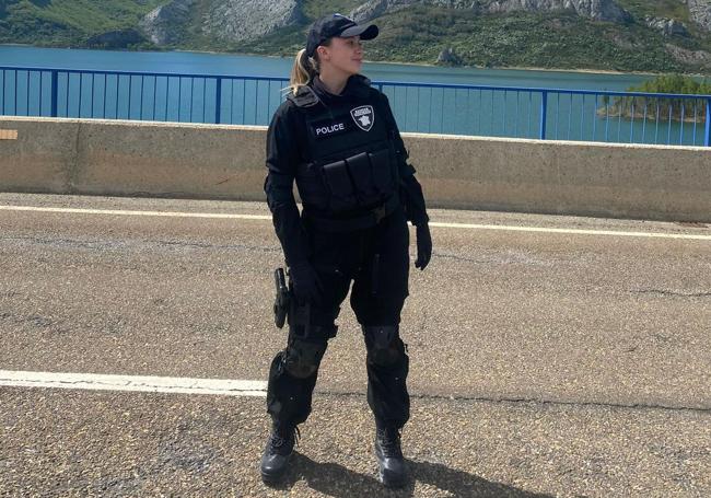 Ángela Alonso caracterizada como policía.