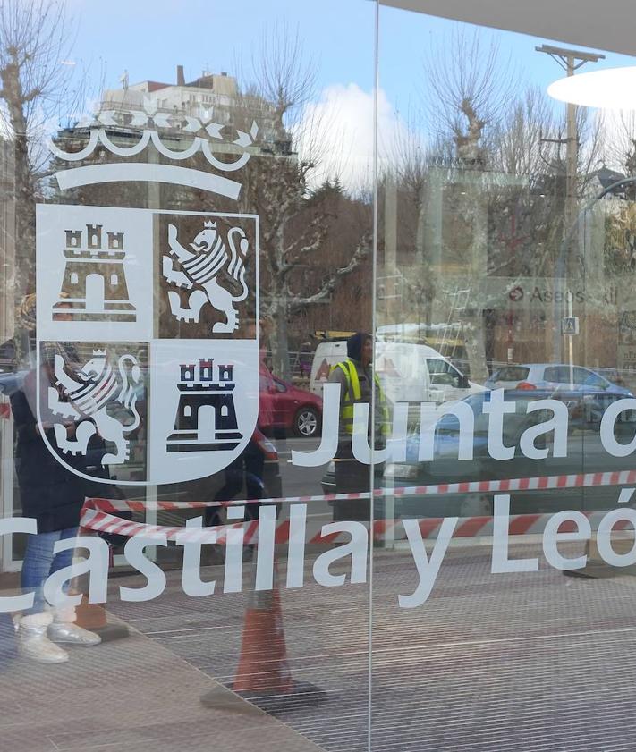 Imagen secundaria 2 - Más logos de la Junta en la estación.