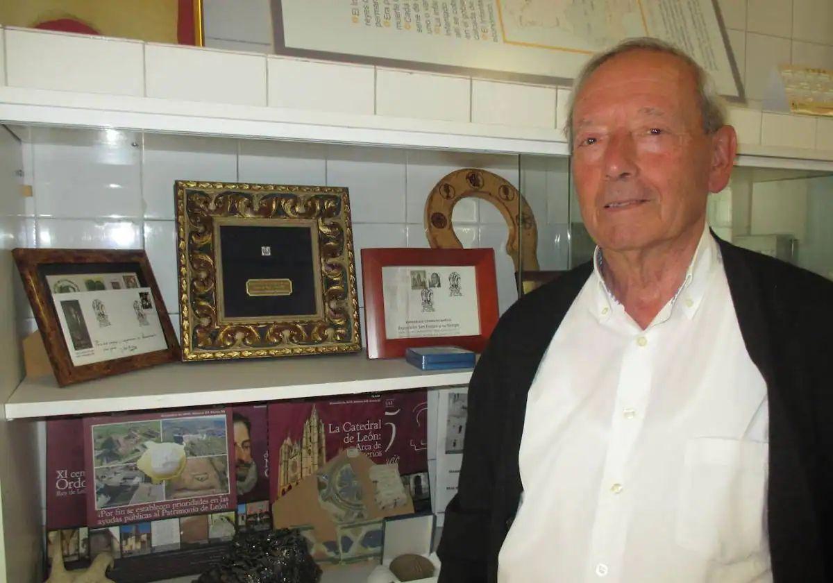 Marcelino Fernández posa en la sede de Promonumenta ante la medalla de oro que les concedió el Colegio Oficial de Arquitectos de la provincia leonesa.