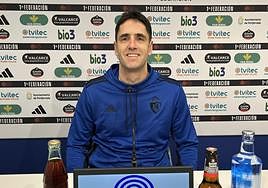 Íñigo Vélez, entrenador de la Deportiva, en la sala de prensa de El Toralín.