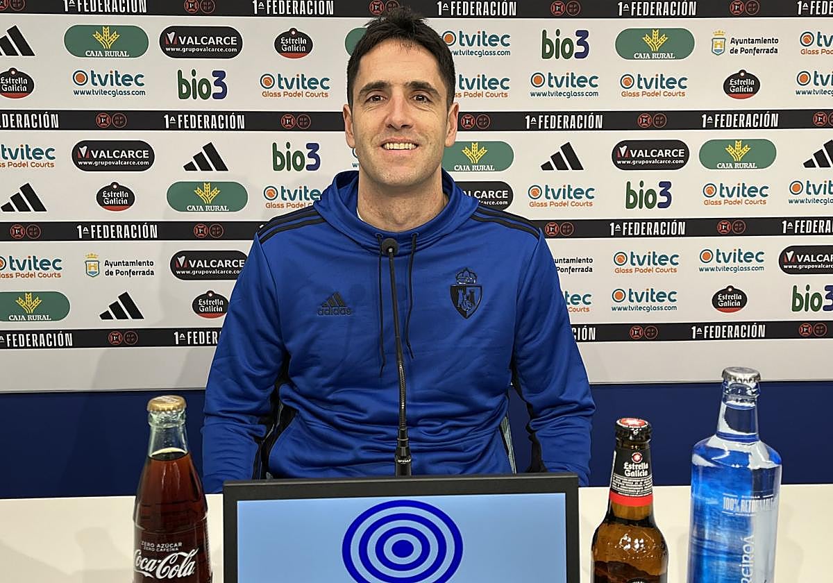 Íñigo Vélez, entrenador de la Deportiva, en la sala de prensa de El Toralín.