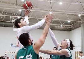 Sergio Martínez, en una acción en el partido ante Chantada.