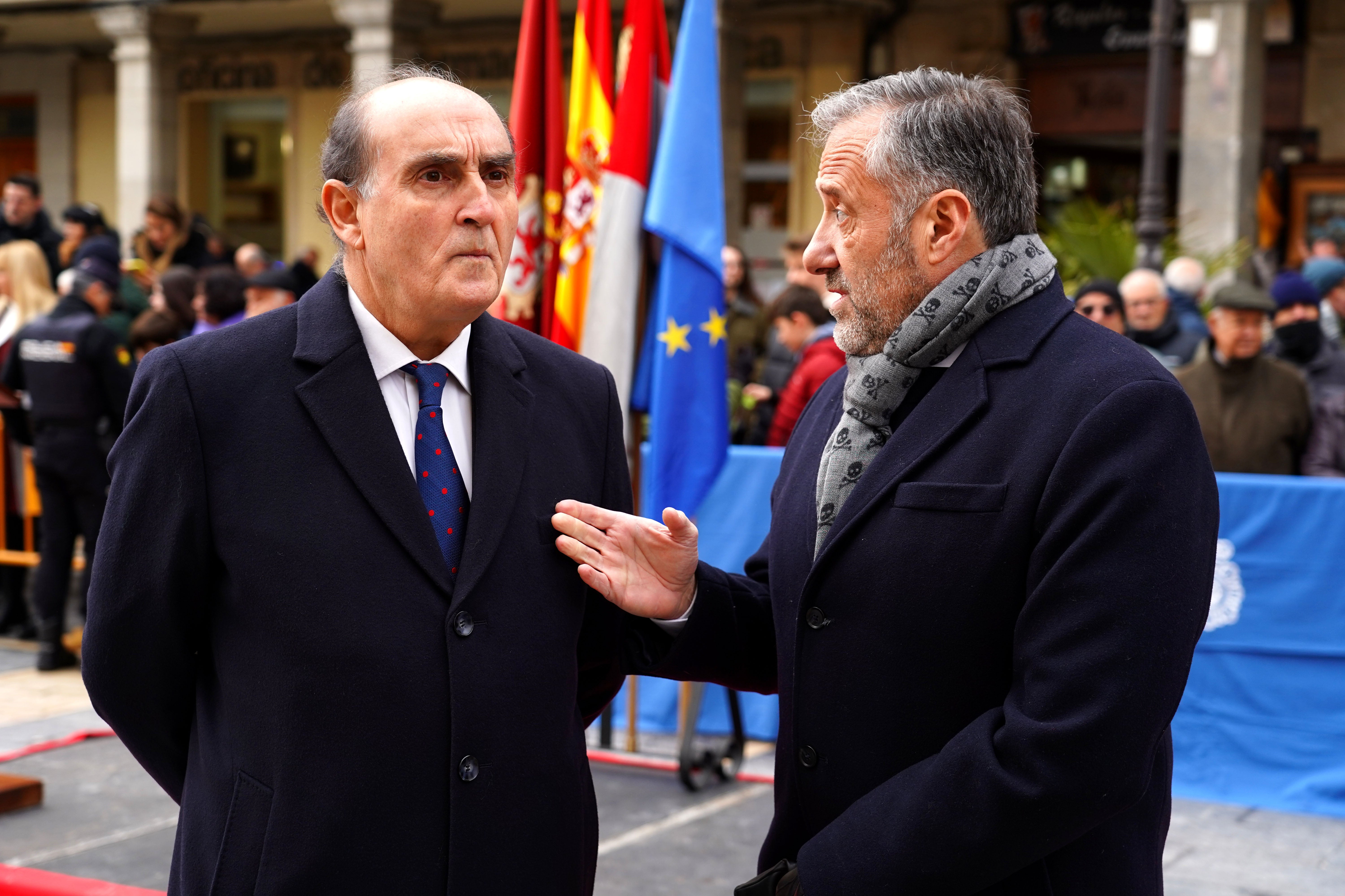 León acoge el acto de izado de la bandera con motivo del 200 aniversario del nacimiento de la Policía Nacional.