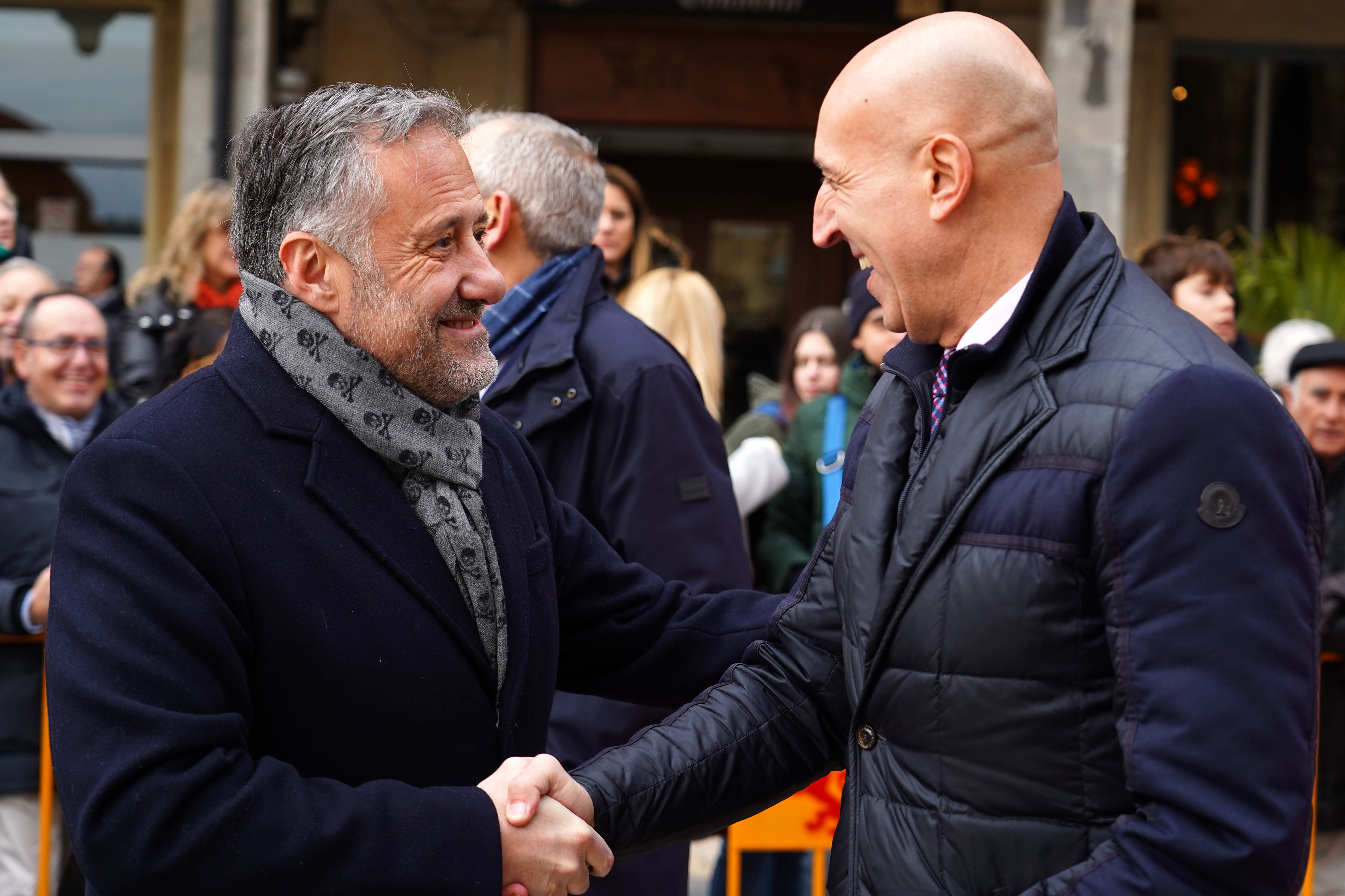 El presidente de las Cortes, Carlos Pollán y el alcalde de León, José Antonio Diez, asisten al acto de izado de la bandera con motivo del 200 aniversario del nacimiento de la Policía Nacional