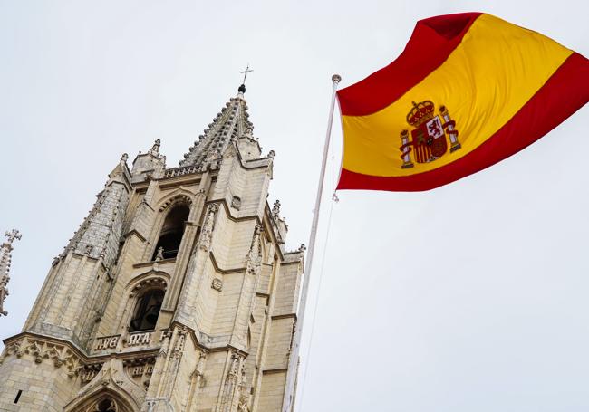 Imagen del izado de bandera en el acto del 200 aniversario de la Policía Nacional