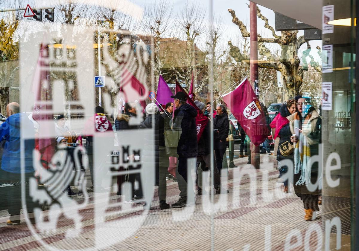 Concentración de protesta por la estación de bus de León