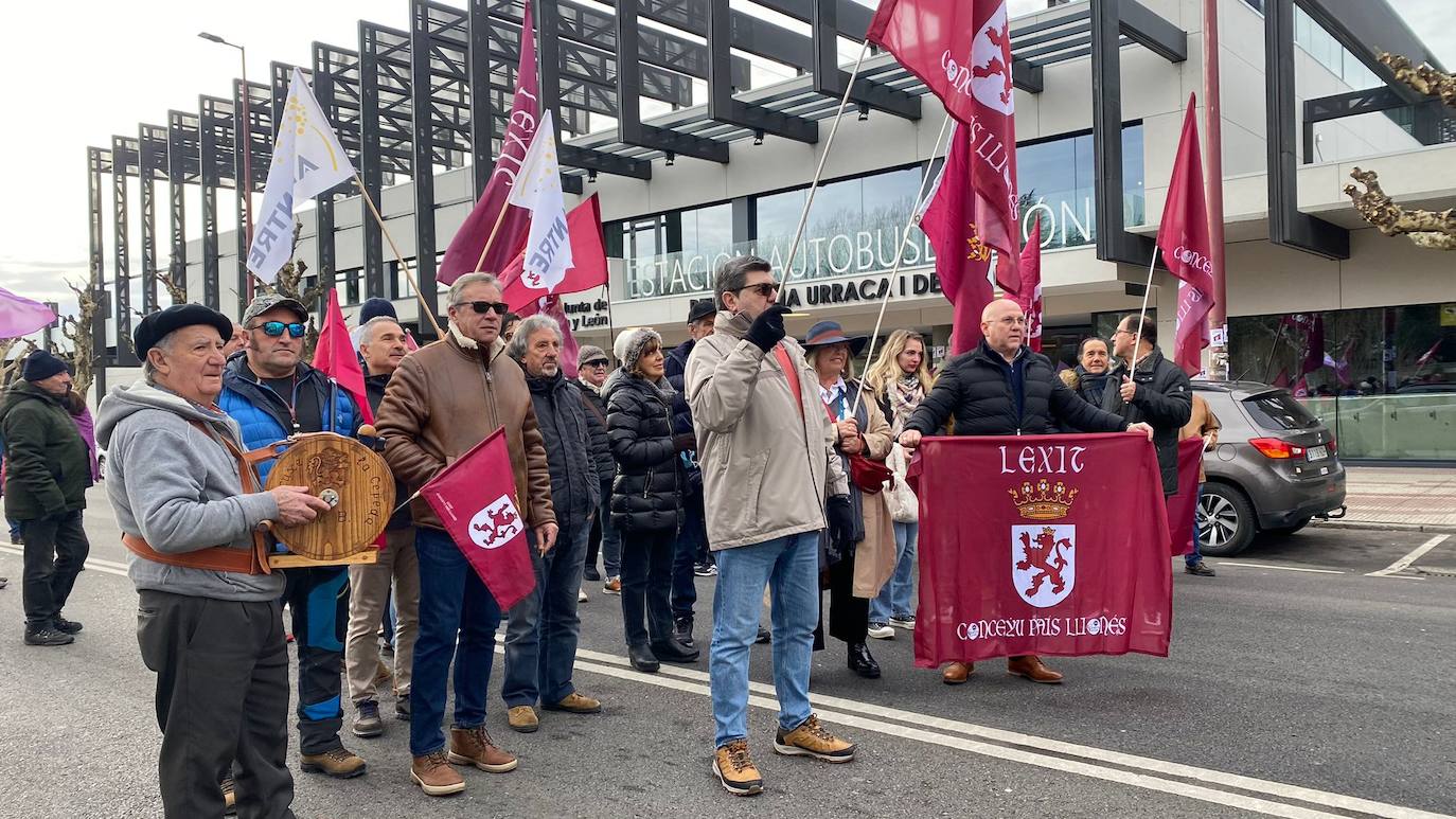 Concentración de protesta por la estación de bus de León