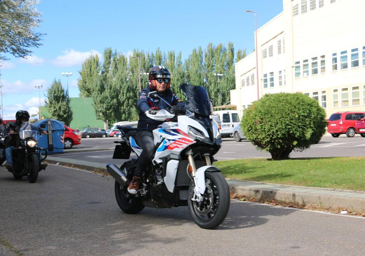 Un ciudadano conduce una motocicleta por las calles de León.