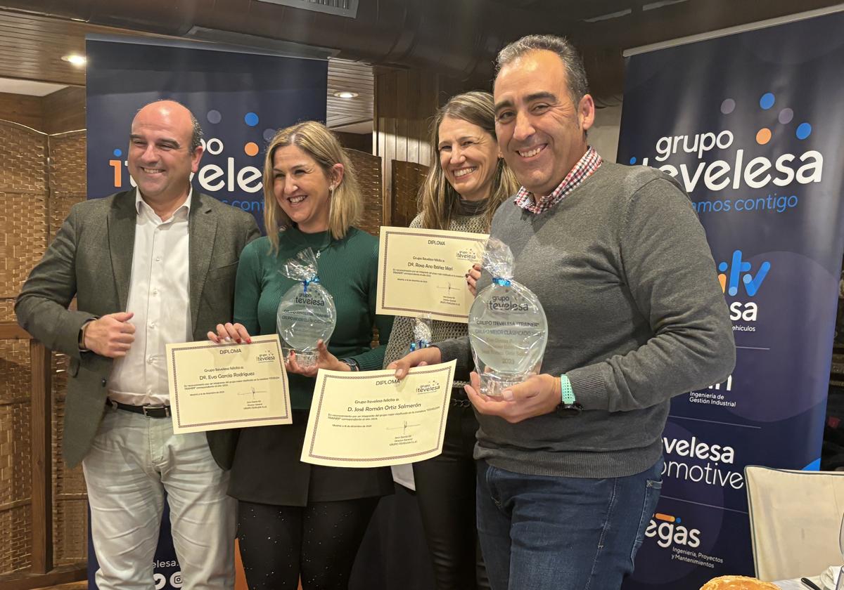 El CEO de Grupo Itevelesa, Jesús García Gil, (primero por la izquierda) junto a los ganadores del premio 'Itevelesa Trainer' en la modalidad de grupo.