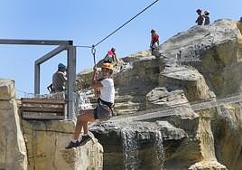 Un joven practicando con la tirolina en el Centro de Prevención de Riesgos en tiempo libre en Palencia.