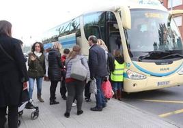 Imagen de archivo de gente entrando a un autobús de Transporte a la Demanda.