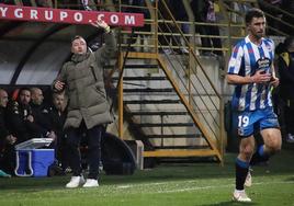 Raúl Llona, entrenador de la Cultural, en el partido ante el Deportivo.