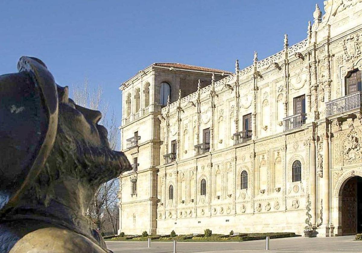 Estatua del peregrino junto al hostal de San Marcos.