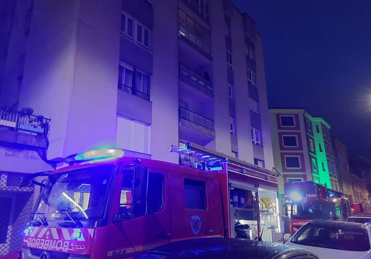 Imágenes del número 3 de la calle Lope de Fenar de Santa Ana donde se produjo el incendio.