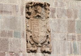 Uno de los blasones que ocupan la fachada de la afamada casa de los escudos de Puebla de Lillo.