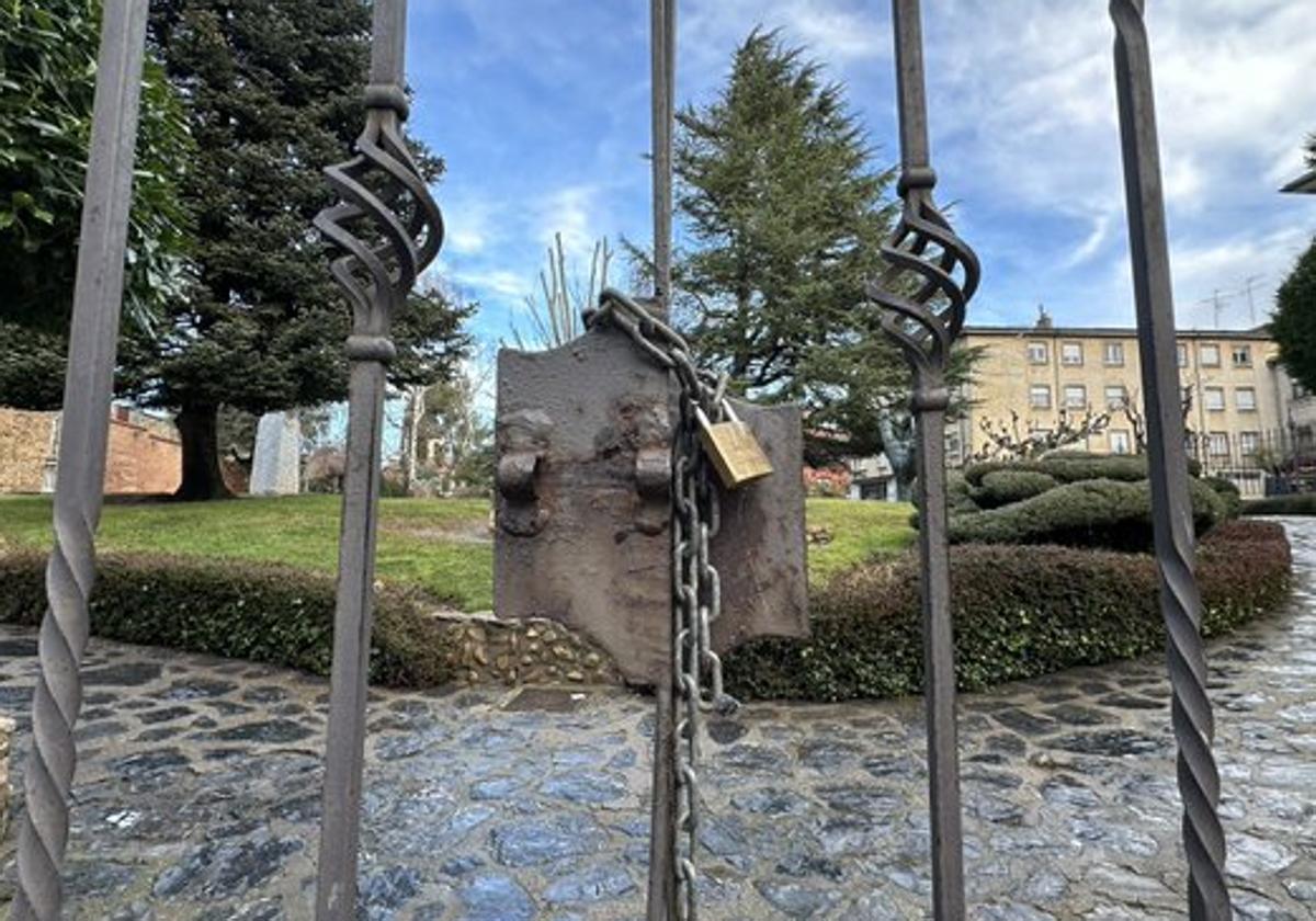 Imagen del parque del Cid, cerrado esta mañana en la capital leonesa.