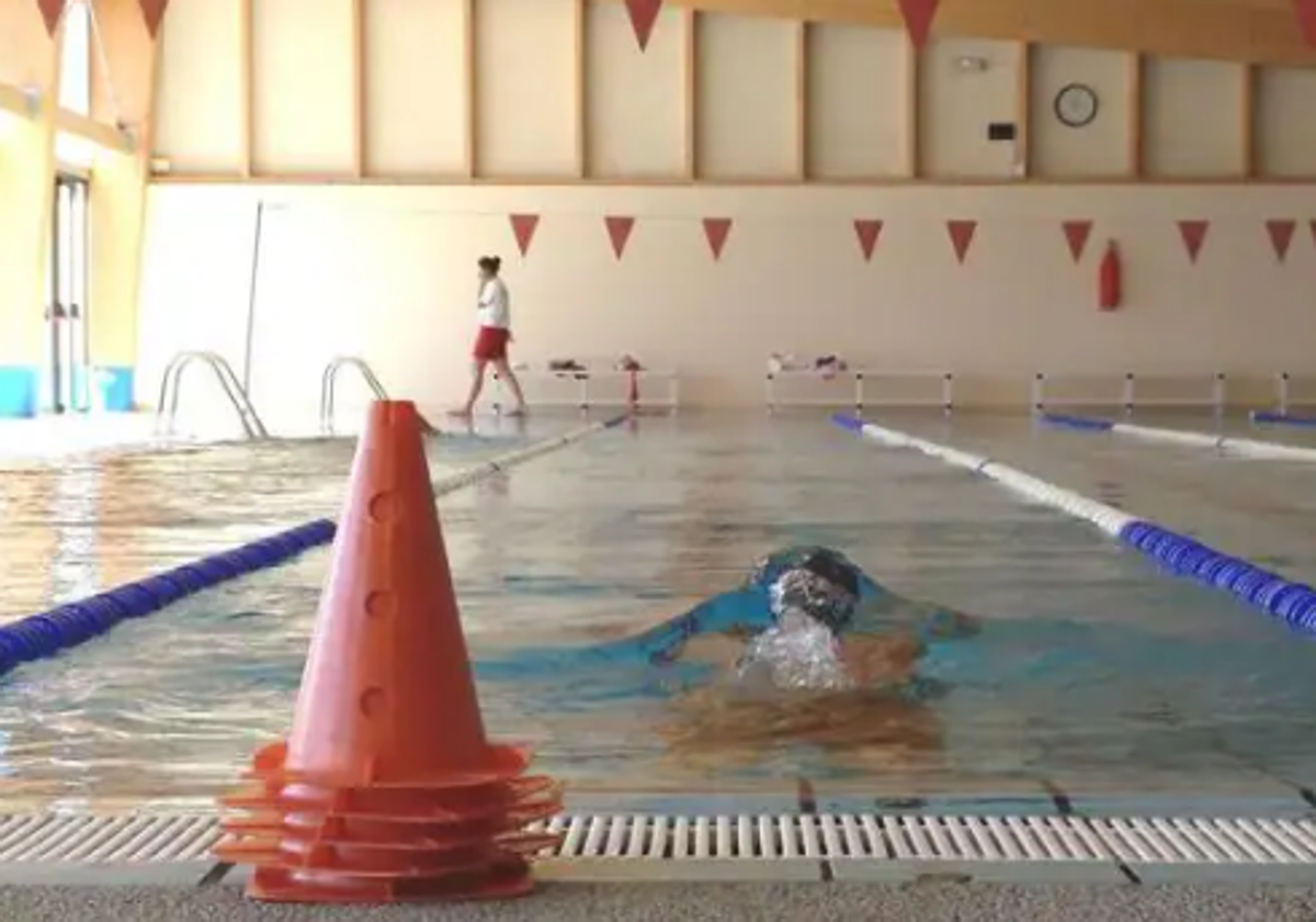 Una imagen de una nadadora en la piscina del Hispánico.