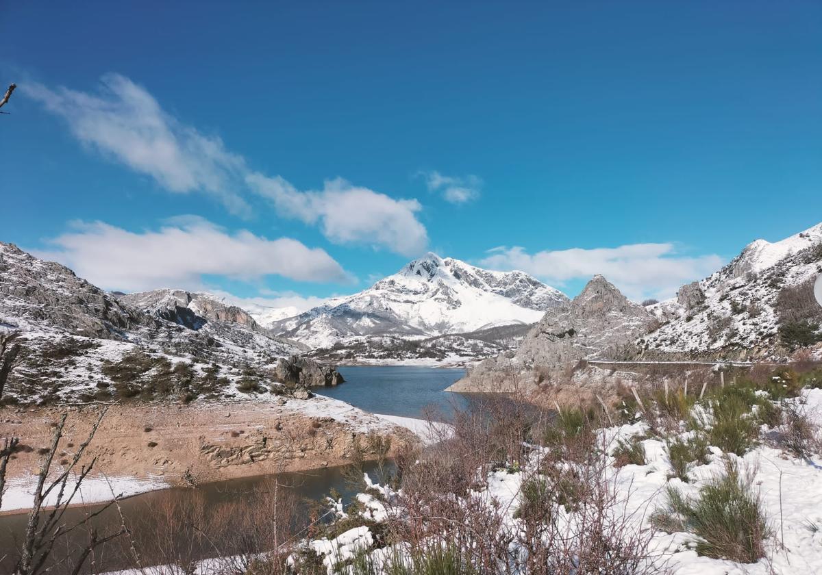 Imagen del pantano del Porma durante las primeras nevadas del 2024.