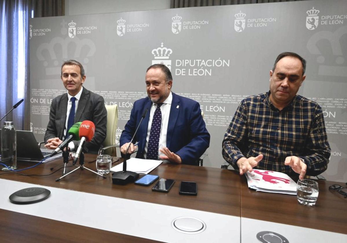 presidente de la Diputación de León, Gerardo Álvarez Courel, y el diputado de Hacienda, Santiago Dorado, presentan el proyecto de presupuestos para el año 2024.