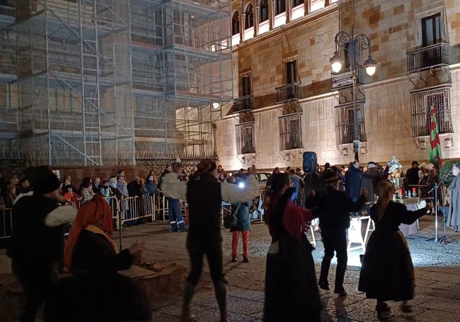 Bailes y folclore popular en San Antón 2024 frente a la Diputación de León.