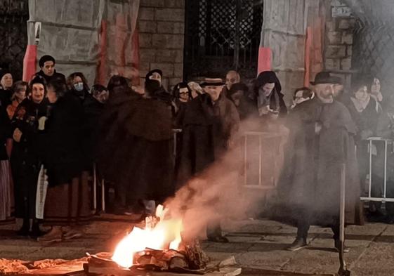 San Antón reúne en la hoguera a los leoneses