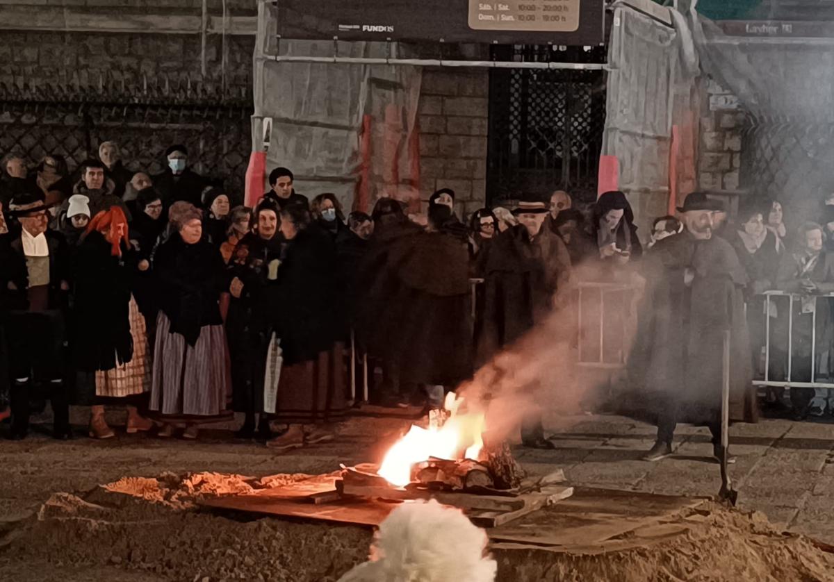 San Antón reúne en la hoguera a los leoneses