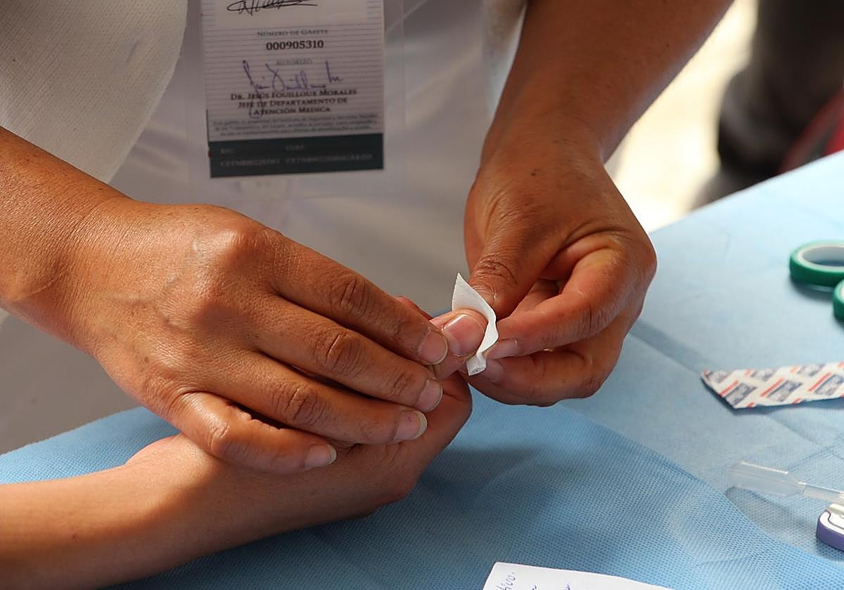 Imagen de una sanitaria atendiendo a un paciente.