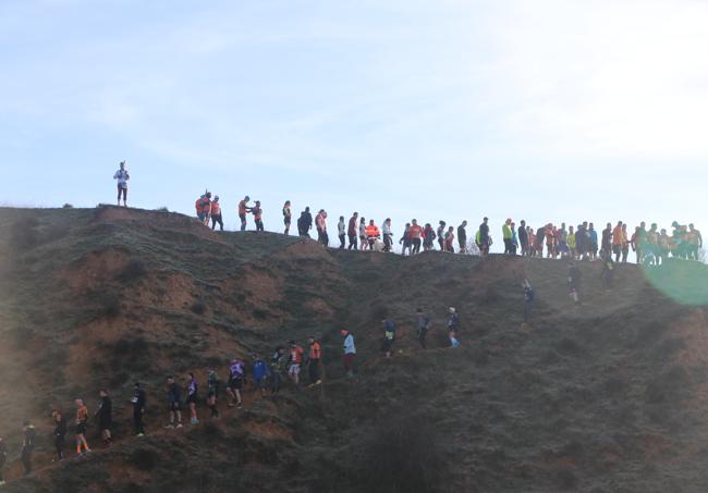 El embudo que se formó en una de las primeras cuestas de bajada.