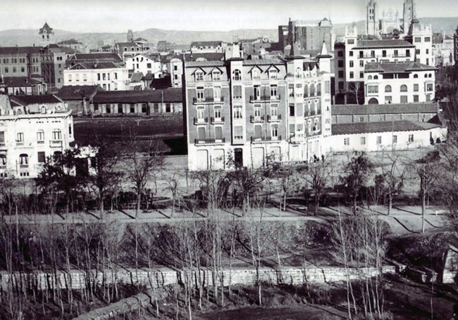 Casa de los Picos o de Flora González del Ron. Tras la Casa de Cárdenas, la calle de Carmen, cuyas edificiaciones bajas observamos en la parte central izquierda 1929.