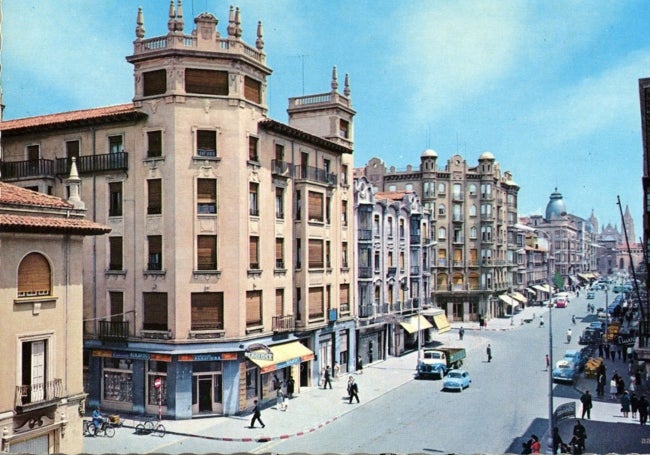 Postal de 1962 donde se observa la boca de la calle de Carmen, en primer plano a la izquierda.