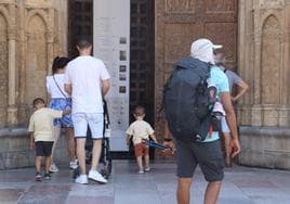 Turistas entrando a la Catedral de León en verano.