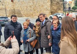 Alberto Nuñez Feijóo posa junto a varios leoeneses que se acercaron a conocerlo.