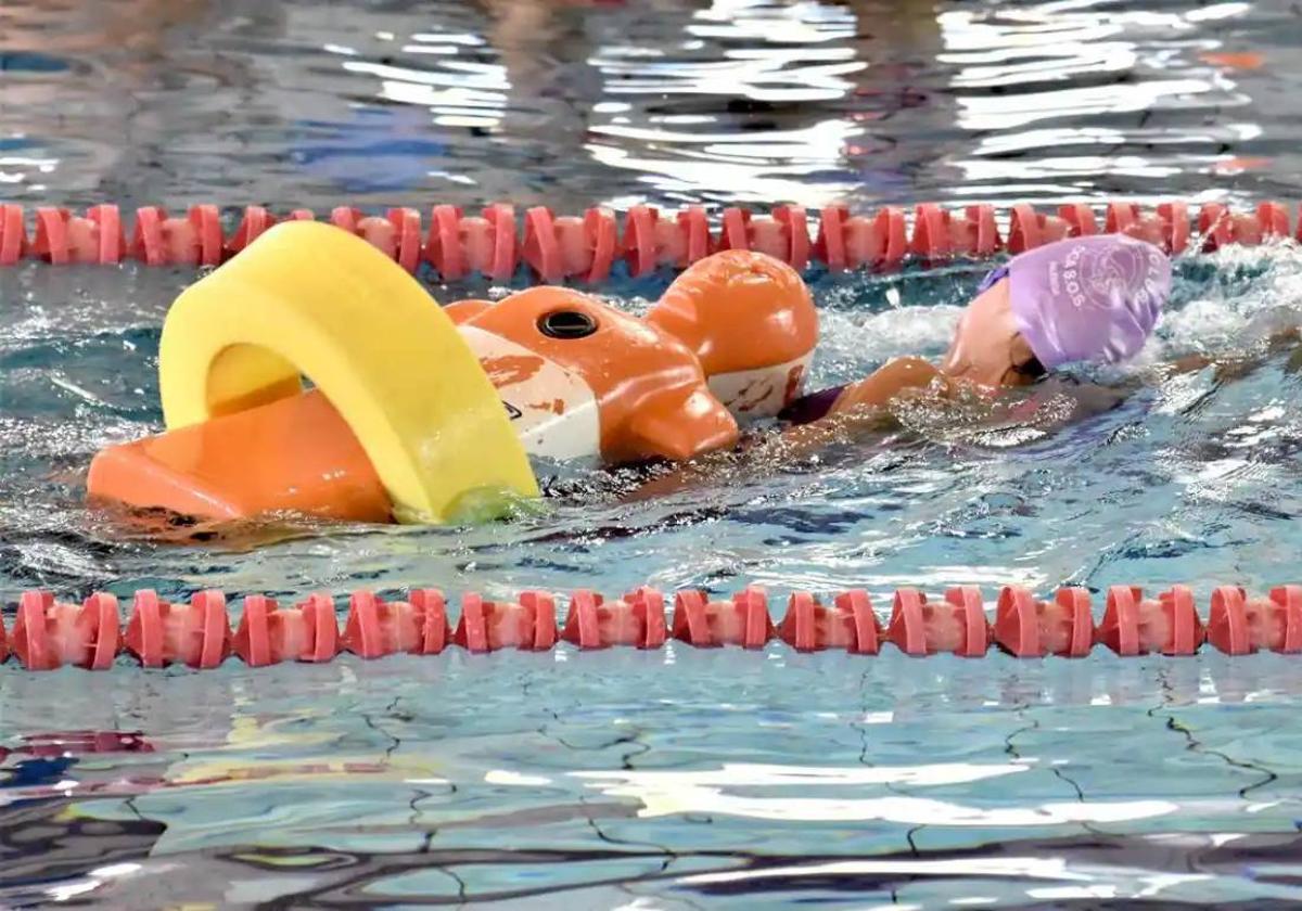 Un socorrista en una piscina cubierta.