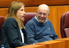 Francisco Igea, junto al procurador leonés Pablo Fernández, en un pleno de las Cortes.