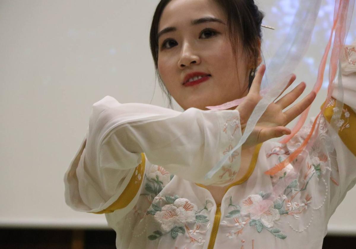 Actuación de danza tradicional china en un acto del Instituto Confucio de León.