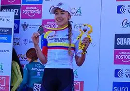 Carolina Vargas posa con el maillot y la medalla que le acreditan como campeona sub-23 de contrarreloj de Colombia.