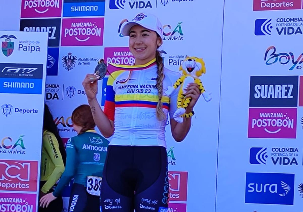 Carolina Vargas posa con el maillot y la medalla que le acreditan como campeona sub-23 de contrarreloj de Colombia.