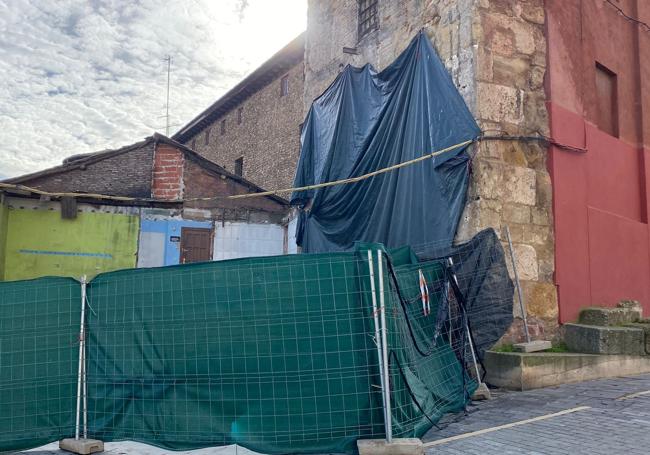 Obras de demolición junto a la muralla tapada.