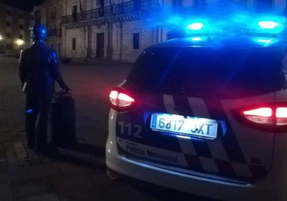 Vehículo de la policía en la Plaza Mayor de Ponferrada.