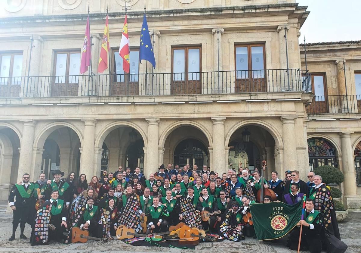 Encuentro intergeneracional de la Tuna de la Universidad de León.