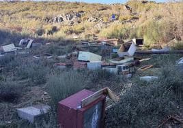 Paneles de abejas destrozados en Brañuelas por el ataque de un oso.