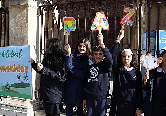 Imagen de los alumnos del Colegio Carmelitas en la Catedral de León.