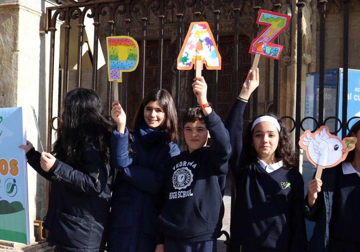 Imagen de los alumnos del Colegio Carmelitas en la Catedral de León.